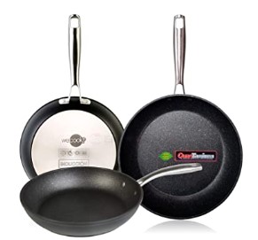 Conjunto de sartenes Wecook ECOCHEF de diferentes diámetros en una cocina moderna